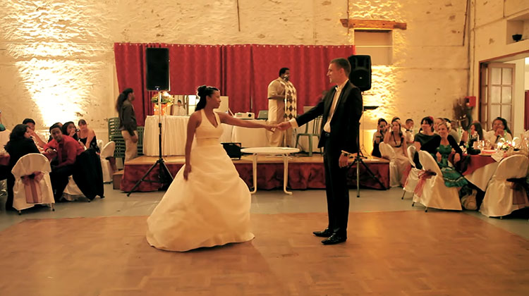 Уникален първи сватбен танц